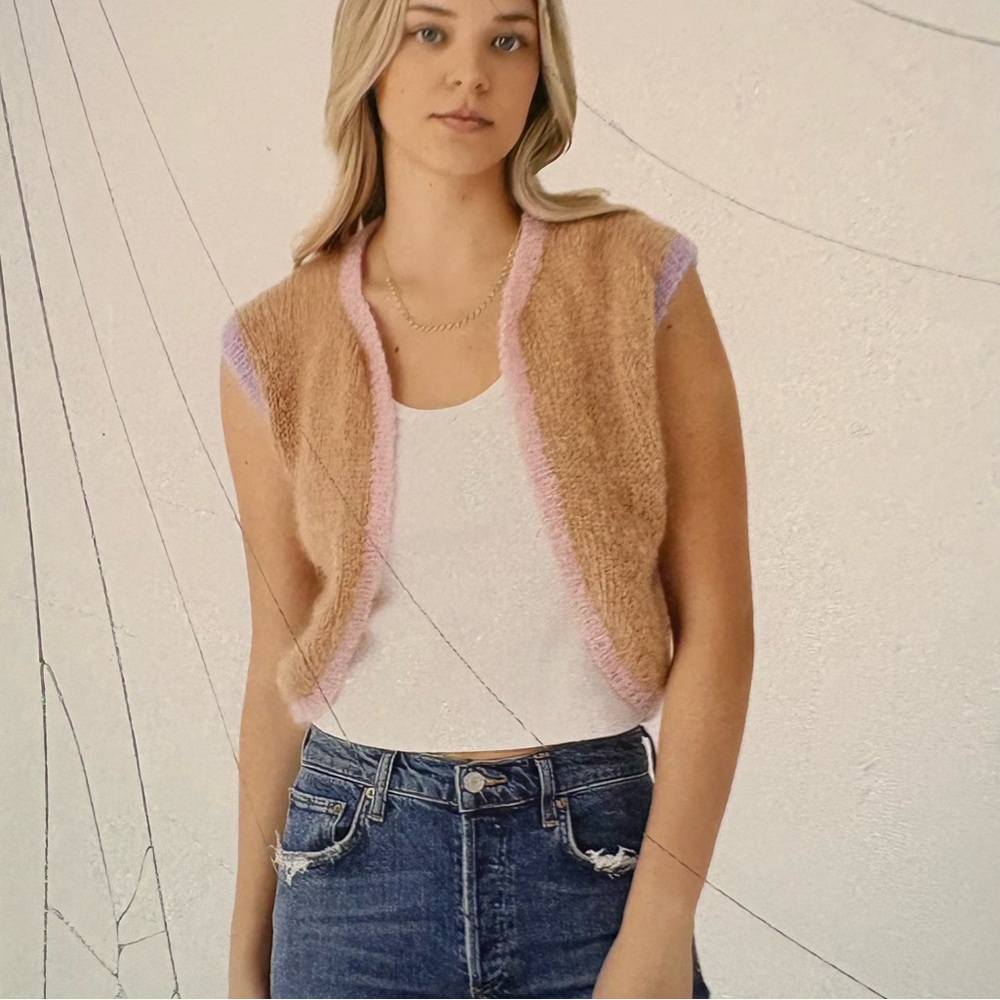 ROSE CARMINE Baby Mohair Sleeveless
Colorblock Bolero In Beige One Size - Picture 2 of 8